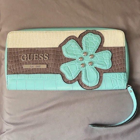 Handbags - Vintage Guess clutchwallet